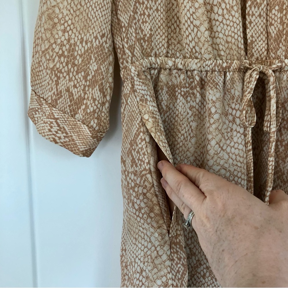 Aritzia Babaton Bennett Silk Long Sleeve Neutral Snake Print Belt Dress Size XS - Picture 9 of 14